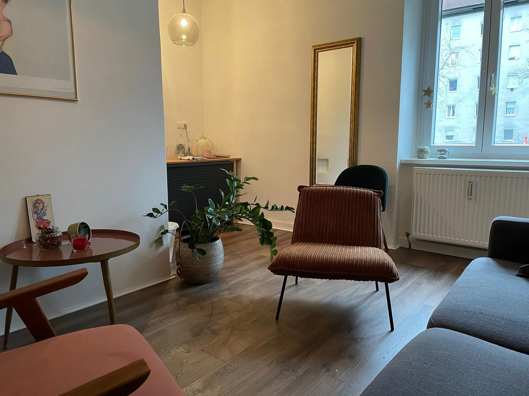 Praxis Sie sehen schräg in den Raum Fotografiert, die Praxis von Mario Lemberger, es sind 3 Stühle und eine Couch zu sehen.